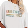 thumbnail image 2 of Camiseta blanca holgada de cuello redondo con hombros caídos y estampado de letras moderno para mujer, 2 of 5