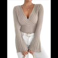 thumbnail image 3 of Camiseta de Larga Ajustada con Cuello en V Acanalado para Mujer, Top Informal de Moda con Mangas Acampanadas. Caqui XL, 3 of 8