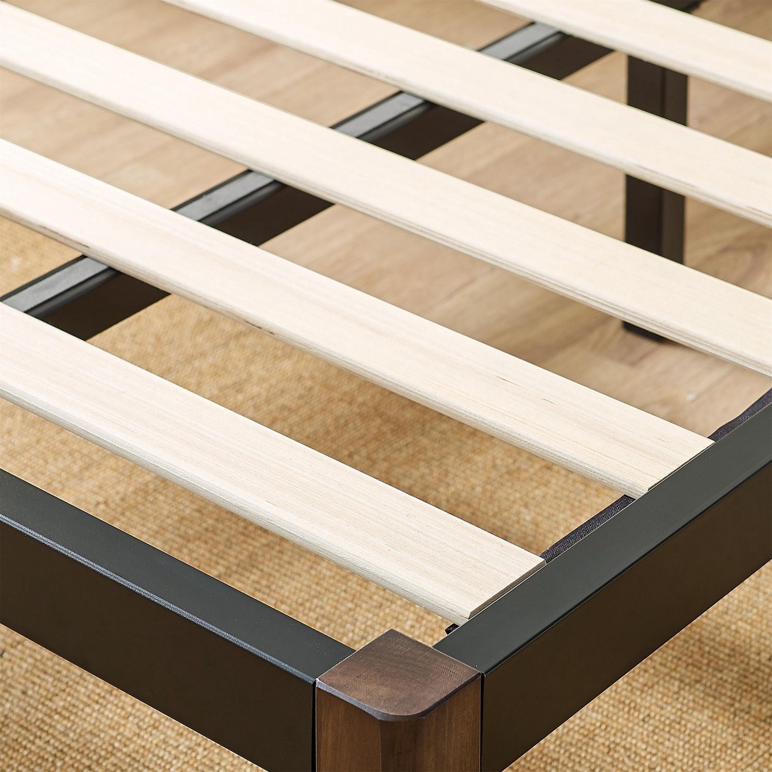 Cadre de Lit Métallique Mainstays Full 14" avec Lattes en Bois, Espace de Rangement Sous le Cadre, Pas de Sommier Nécessaire, Noir/Bois