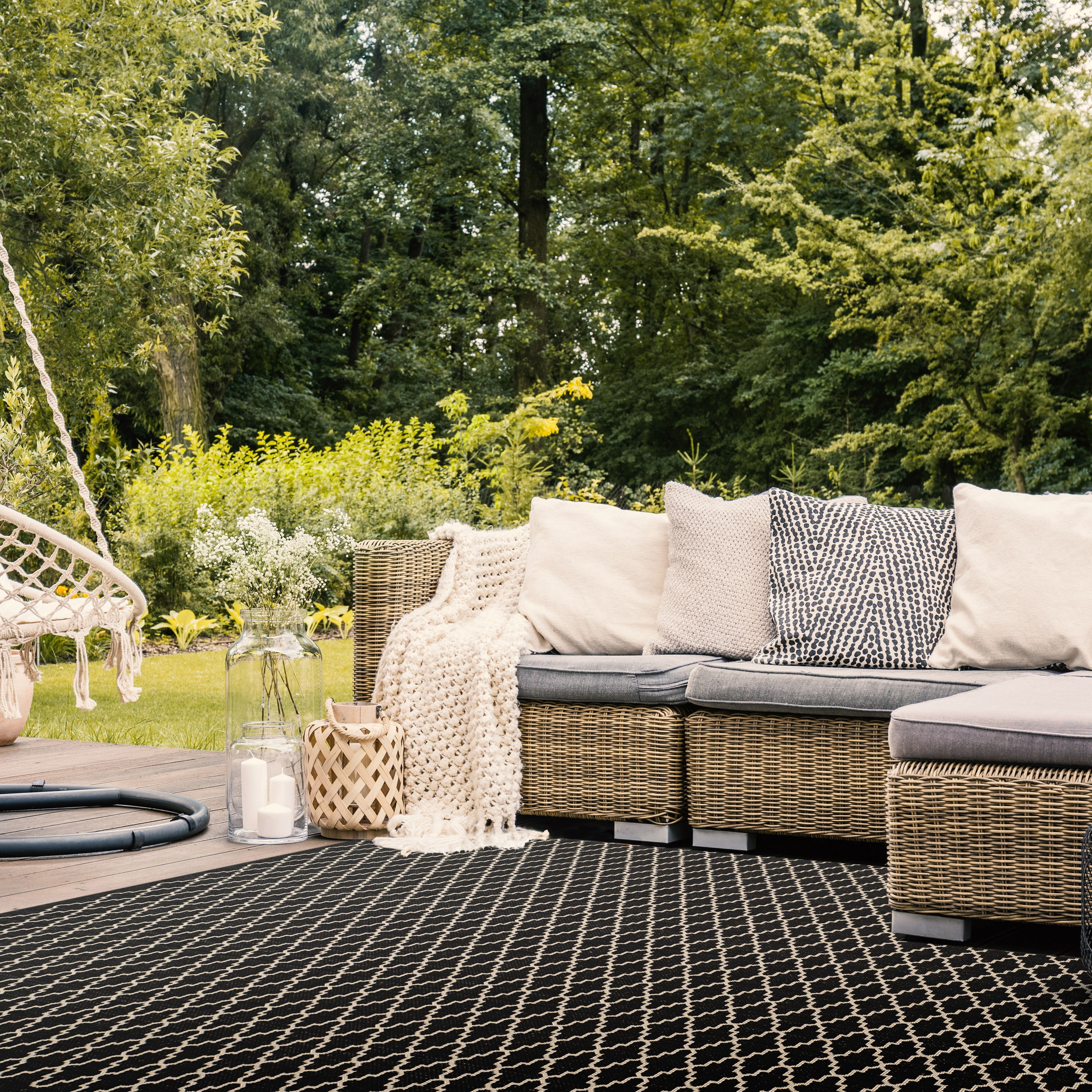 Safavieh Courtyard Hilbert Geometric Indoor/Outdoor Area Rug, Black/Beige, 5'3" x 7'7"