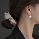 thumbnail image 2 of Nvzi Elegantes pendientes colgantes de perlas de imitación de concha para mujer, tamaño grande 8 mm., 2 of 4