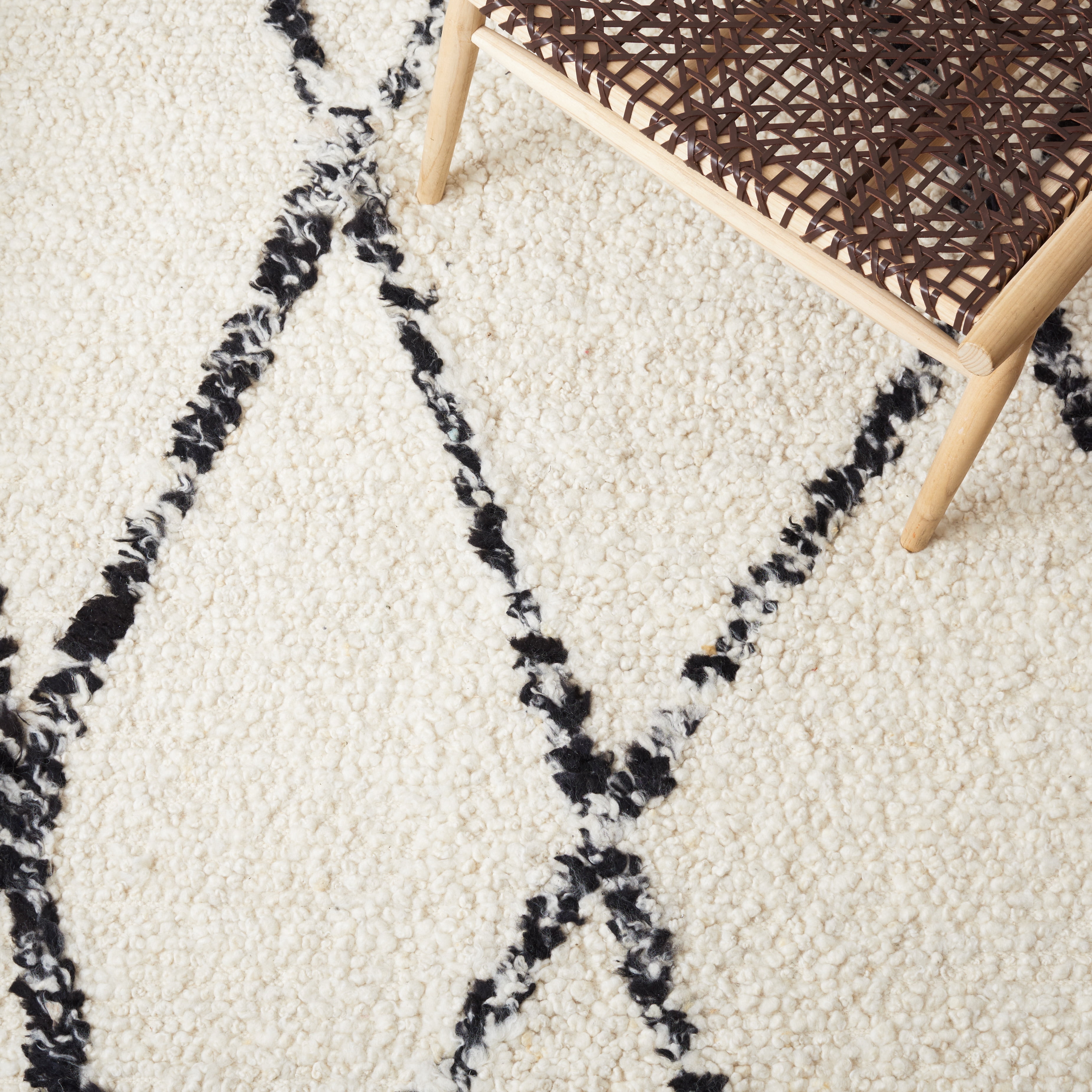 SAFAVIEH Manhattan Kayleah Diamond Area Rug, Ivory/Black, 8' x 10'