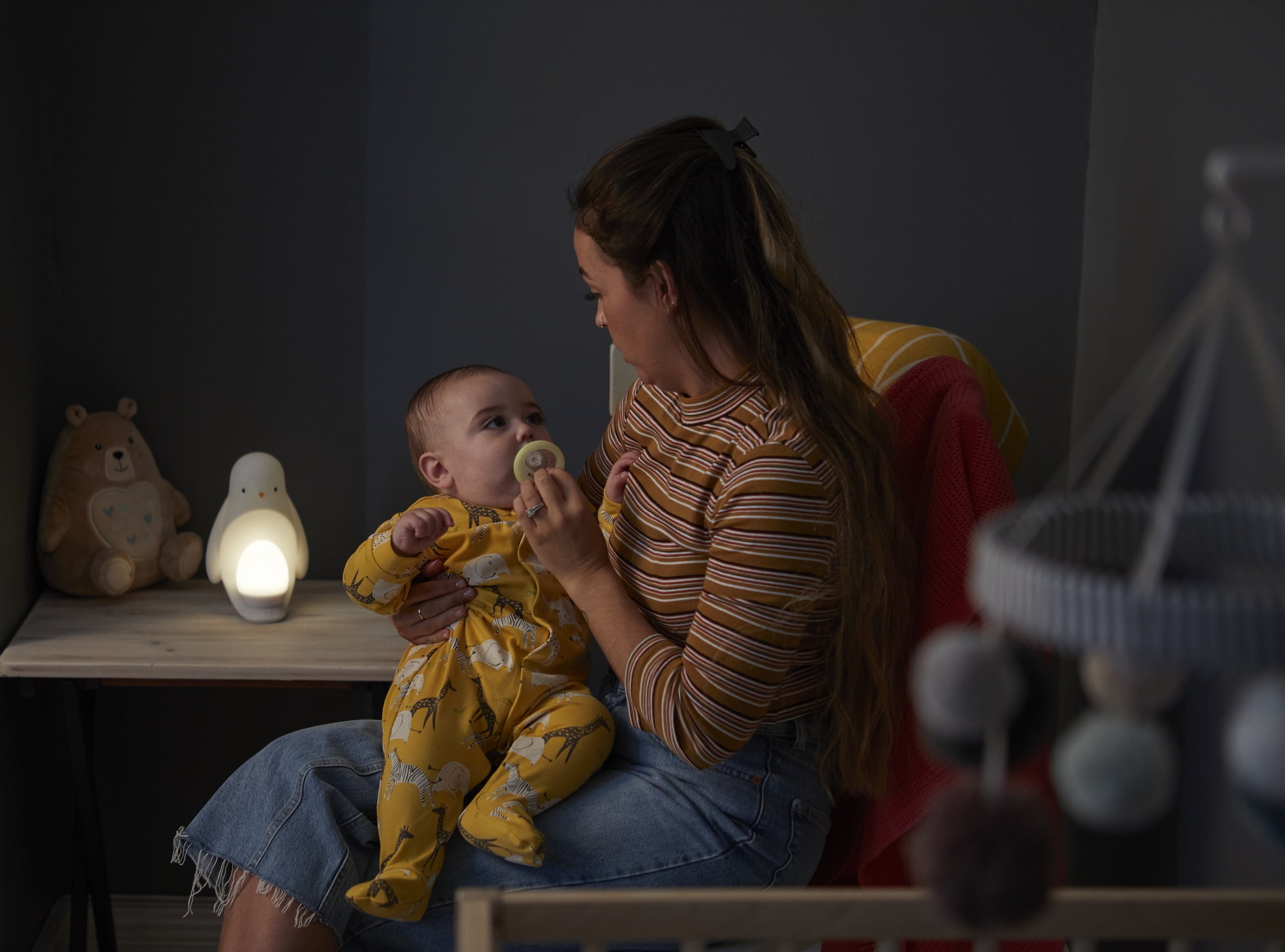 Tommee Tippee Breast-Like Pacifier Night, Glow in the Dark, Skin-Like Texture, Symmetrical Design, BPA-Free Binkies, 0-6m, 4-Count, Pink/Yellow