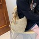 thumbnail image 1 of Bolso texturizado de alta calidad para mujer con gran capacidad 2025 nuevo bolso bandolera de paja de un solo hombro tejido bolso de cubo de nicho popular, 1 of 5