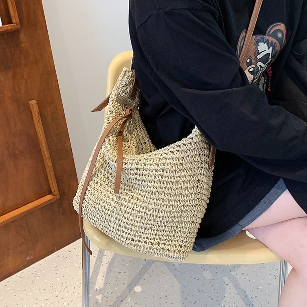 Bolso texturizado de alta calidad para mujer con gran capacidad 2025 nuevo bolso bandolera de paja de un solo hombro tejido bolso de cubo de nicho popular