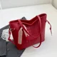 thumbnail image 2 of Bolso de mujer nuevo de PU con botón magnético 2024, tendencia de moda, bolso de hombro, bolso de viaje de ocio, diseño minimalista, rojo, gran capacidad, 2 of 5