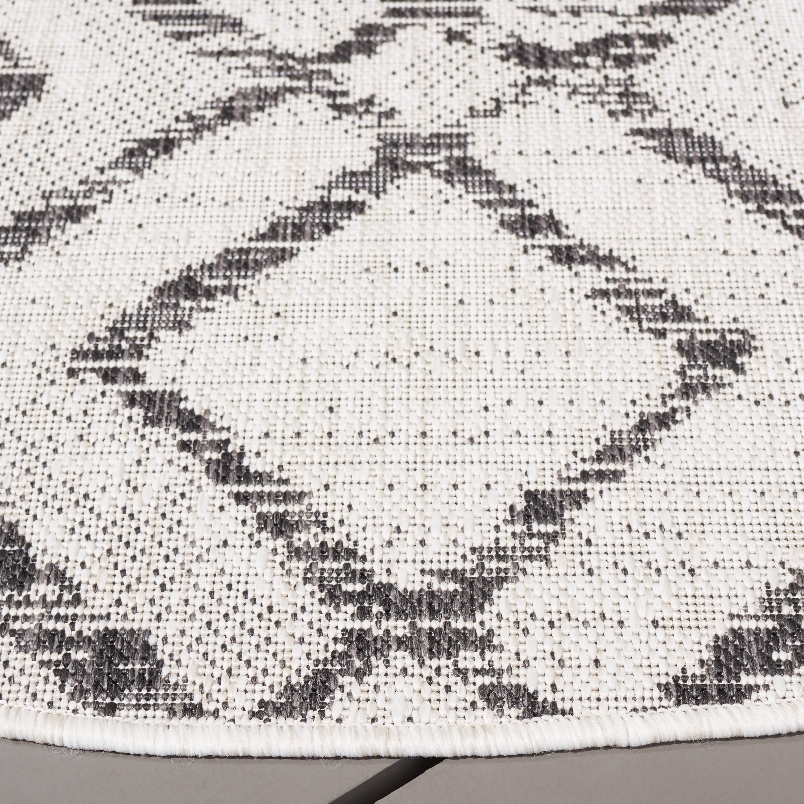 Safavieh Courtyard Alexa Geometric Indoor/Outdoor Area Rug, Ivory/Black, 6'7" x 6'7" Round