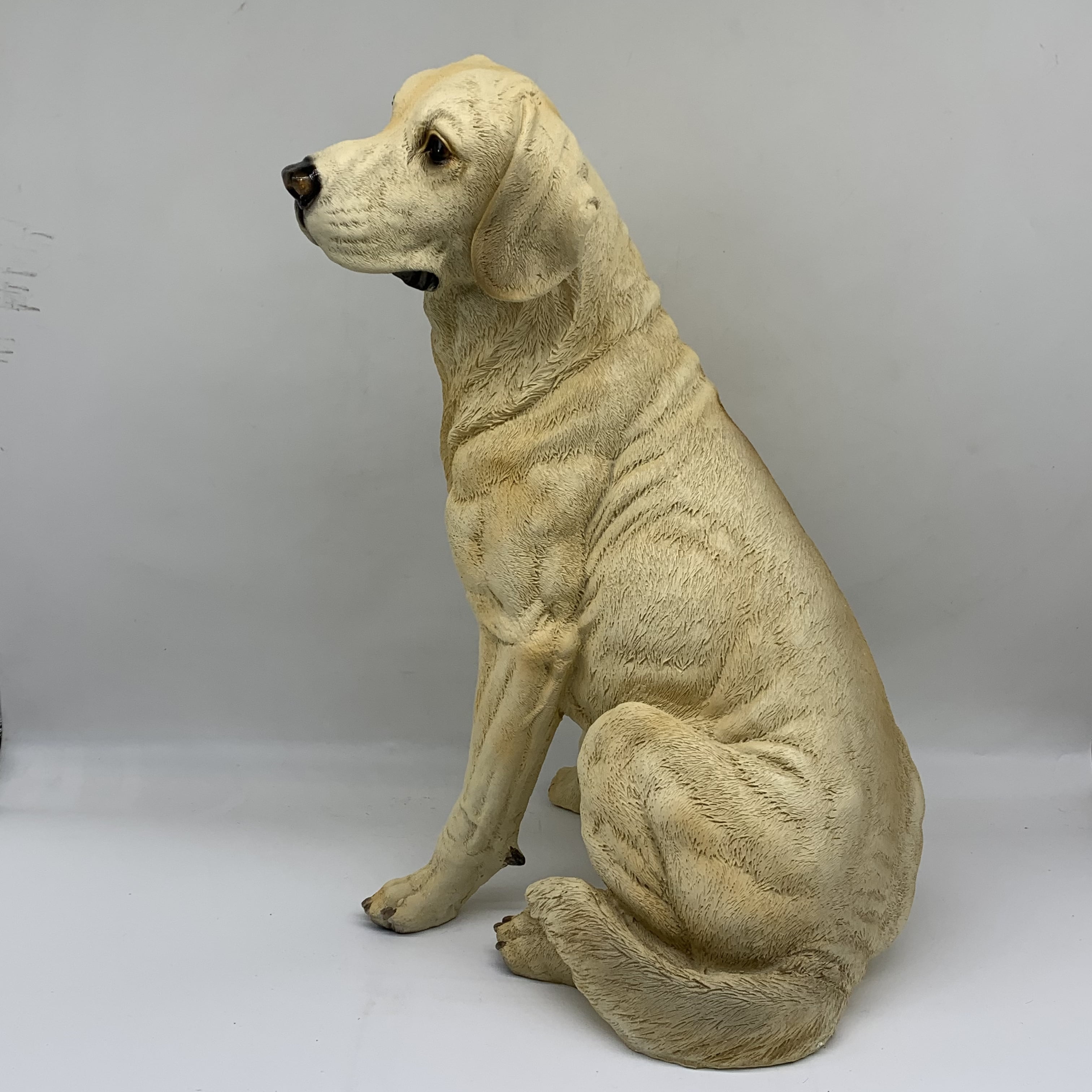A realistic Labrador Retriever dog resin statue, a vivid and adorable garden Labrador sculpture ornament, suitable for courtyards, lawns, gardens, and other settings. A perfect gift for family, gift