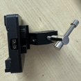 thumbnail image 4 of Placa Adaptadora de Corriente Mini V-Lock V-Mount con Pinza de Pinza de Cangrejo en T D-Tap para Baterías para V Lock V Mount, 4 of 5