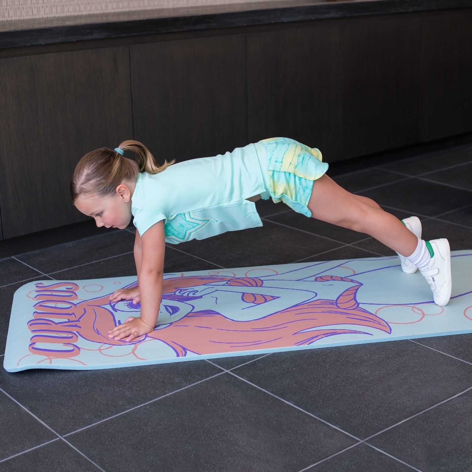 Tapis d’exercice 10 mm imprimé Ariel de Disney – 61 cm x 152,4 cm – Bleu/rouge