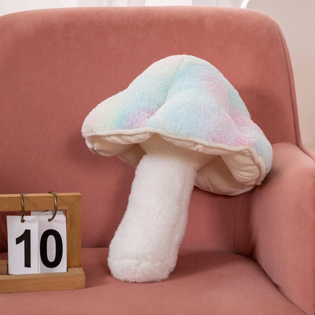 hongo de peluche de juguete para novia coche camas y sofás regalos para dormir b perfke champiñón de peluche Peluche cojín en forma de hongo de 32 cm con gorro acolchado en tonos pastel multicolor y tallo blanco esponjoso, vista frontal centrada sobre sofá rosa; felpa suave y forro estriado visibles, ideal como cojín decorativo o regalo para dormir.