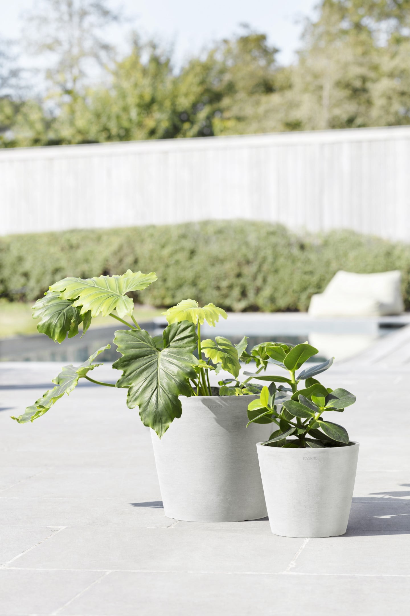 Ecopots Amsterdam Durable Modern Round Indoor/Outdoor Recycled Based Composite Flower Pot Planter w/ Water Reservoir, Pure White, 12"