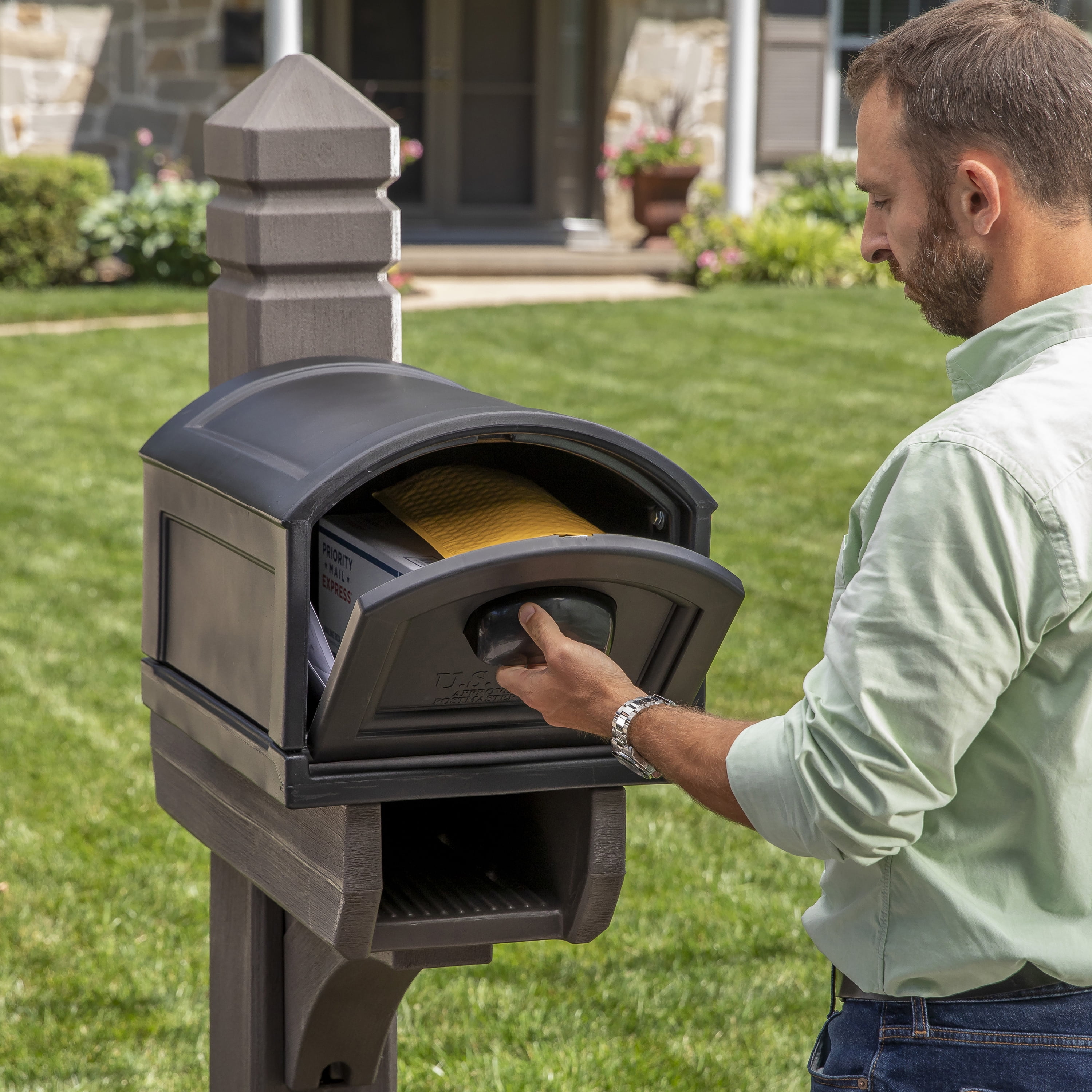 Step2 Lakewood Extra Large T4 Mailbox with Post Kit and Magnetic Closure