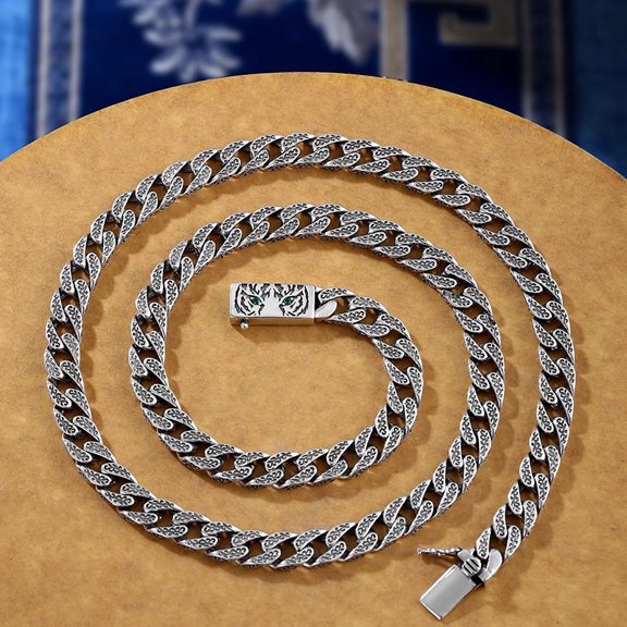 Leander's vintage men's personalized necklace is a luxurious and stylish alternative, perfectly complementing any outfit and perfect for everyday wear.