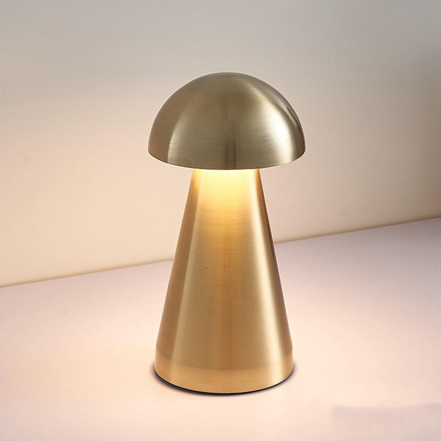 lámpara de mesa de estilo retro luz de noche 3 modos lámparas de de noche portátiles oro Colco lámpara de escritorio, vista frontal centrada de lámpara metálica oro cepillado con base cónica y pantalla en cúpula; sensor táctil, luz cálida encendida, batería 1800 mAh (20–25 h) y puerto USB, tamaño aprox. 9 x 20 cm; ideal para dormitorio, sala o escritorio y como luz de noche portátil.