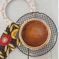 thumbnail image 2 of Protector ajustable Nordic Ware de metal para tartas de 20 a 25 cm, 2 of 3