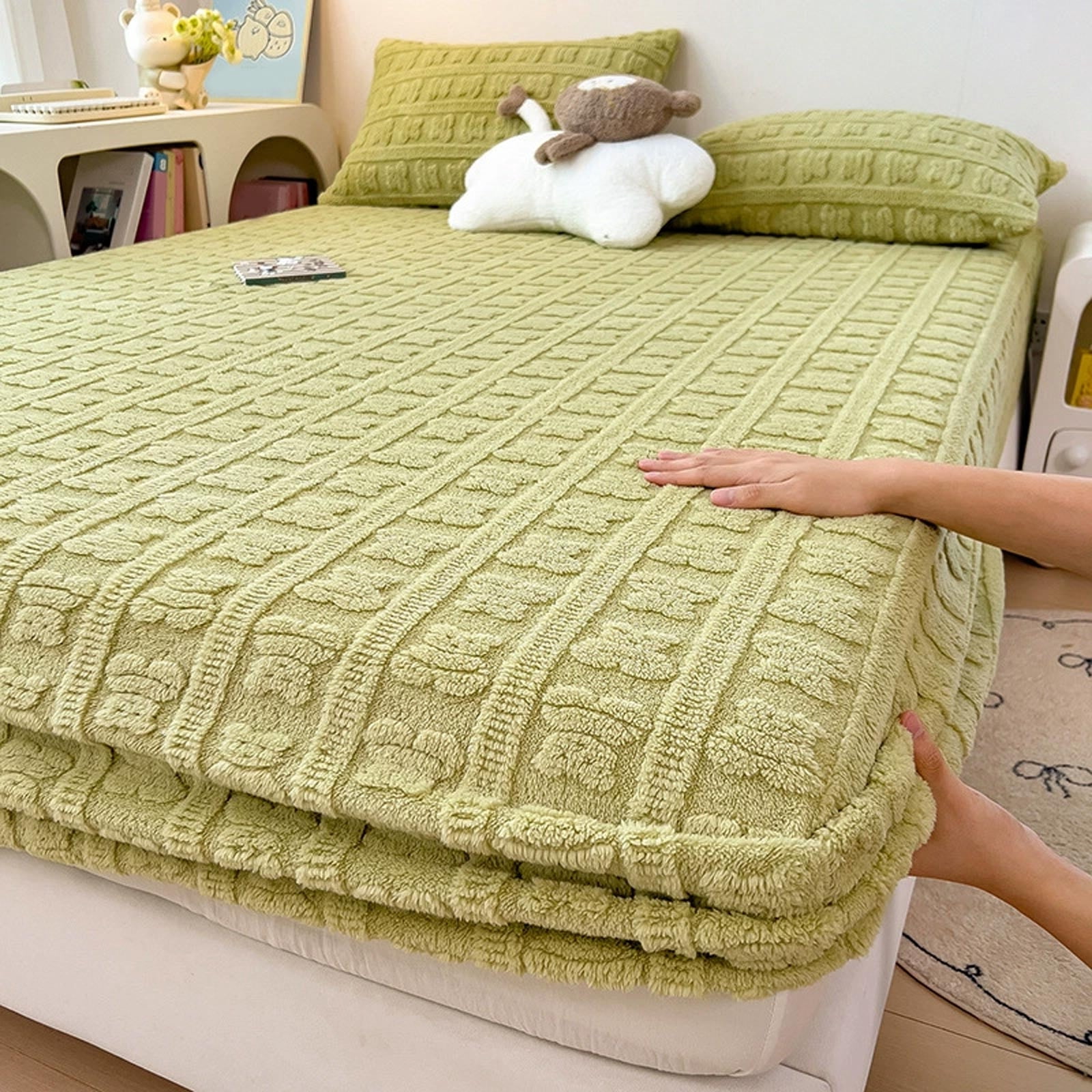Milk-Wool Fitted Mattress Protector Thickened Winter Bed Cover, Anti-Static Milky Velvet Sheet with Jacquard Pattern – Snug Fit for 5-25cm Mattresses Fall/Winter Use