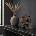 thumbnail image 4 of Calavera tallada con flores y mariposas – Figura gótica de esqueleto de resina para decoración de mesa, adorno de esqueleto para Halloween del Día de Muertos, 4 of 7