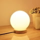thumbnail image 5 of Lámparas de mesa minimalistas nórdicas creativas, lámpara de noche de madera con bola de cristal blanco, lámpara de lectura con protección para los ojos, con interruptor, luz nocturna de iluminación decorativa (redonda) esquí esquí Gafas de esquí, 5 of 5