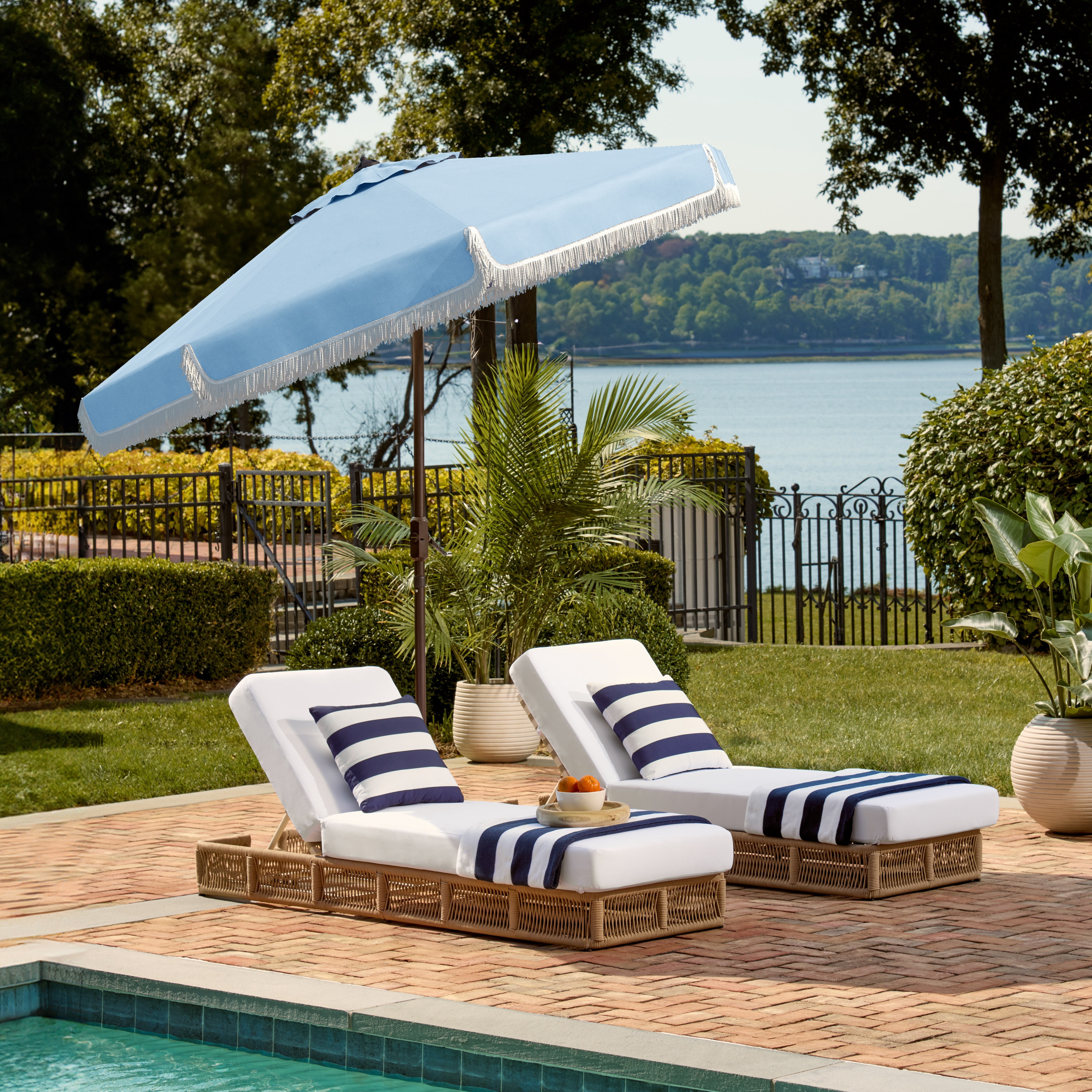 SAFAVIEH Milan 9' Market Crank Fringe Tilt Patio Umbrella, Baby Blue/White