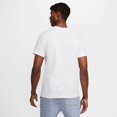 thumbnail image 2 of Camiseta NSW Club de Nike para hombre, blanco/negro/rojo universitario - S, 2 of 7