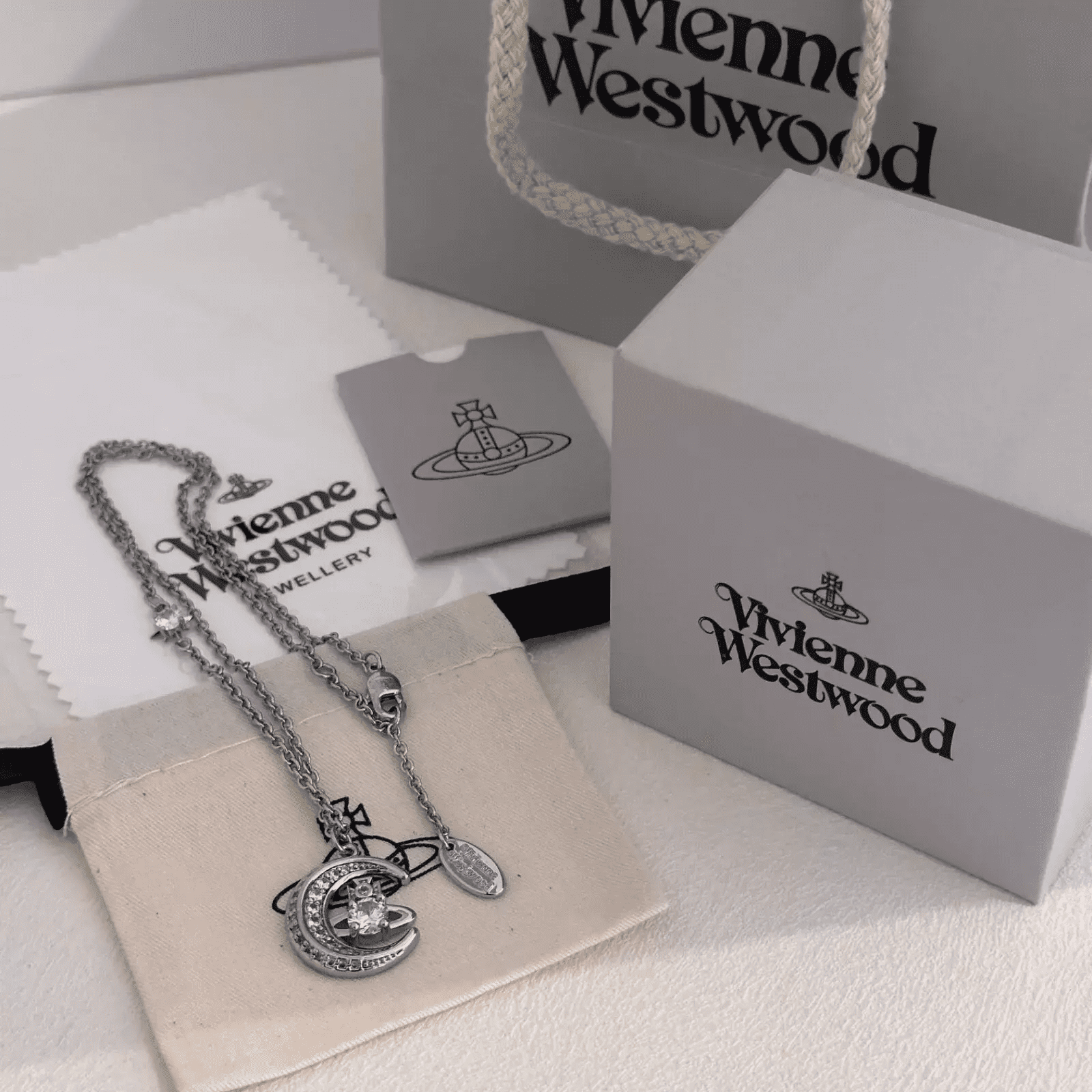 Vivienne Westwood DORINA MOONネックレス　シルバー Vivienne Westwood Dorina Moon Orb Necklace Pendant Silver