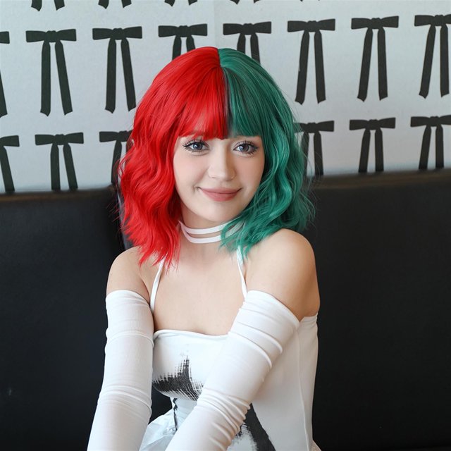 Perruques Rouges et Vertes Perruques Douces Cheveux Bouclés et Longueur d'Épaule Longues Perruques Synthétiques de Vacances Perruques Quotidiennes pour Filles. Grande Perruque Bouclée pour Femmes
