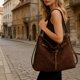 thumbnail image 5 of Bolsa Tote de Gamuza de Gran Capacidad Convertible en Mochila para Mujer, Bolso Casual de Hombro para Viajar con Material de PU, 36x28x11 cm, en Café, Caqui, Verde, 5 of 6