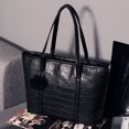 thumbnail image 3 of Sac Fourre-Tout pour Femmes, Mode, Grande Capacité, Sac à Main Fourre-Tout, Sac Bandoulière avec Pendentif Pompon, 3 of 7