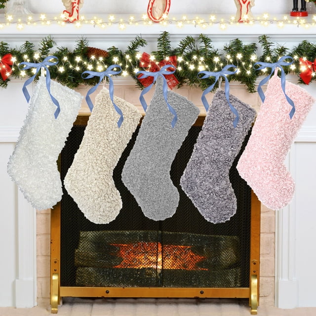 Media Navideña de Peluche Multicolor de Loop Furs, Bolsa de Regalo Navideña de 48 Cm con Diseños Clásicos para Chimenea, Árbol y Decoración Del Hogar (1 Unidad)