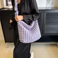thumbnail image 4 of Bolsos coreanos de gran capacidad con diseño de nubes para mujer, bolsos cruzados con burbujas plisadas a la moda, bolsos de hombro acolchados de diseñador, bolsos de tendencia 2024, 4 of 5