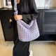 thumbnail image 4 of Bolsos coreanos de gran capacidad con diseño de nubes para mujer, bolsos cruzados con burbujas plisadas a la moda, bolsos de hombro acolchados de diseñador, bolsos de tendencia 2024, 4 of 5