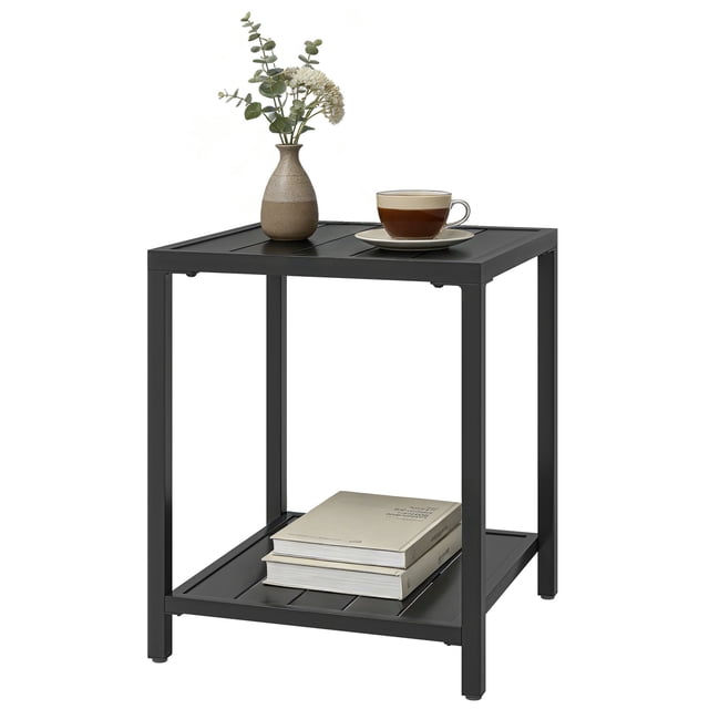 Table Basse d'Extérieur à 2 Niveaux, Table d'Appoint de Patio en Acier Résistant aux Intempéries avec Dessus à Lattes et Tablette de Rangement, Pieds Ajustables pour Jardin, Balcon, au Bord de la Piscine et Salon, Noir