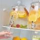 thumbnail image 5 of Jarra de agua fría con grifo | Jarra infusora de frutas de 2,5 l para té helado y limonada | Dispensador de bebidas de PET sin BPA para el hogar, la oficina o reuniones al aire libre, 5 of 9