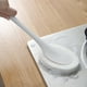 thumbnail image 4 of Cepillo de mango largo para limpiar juntas de azulejos de baño y cocina con agarre ergonómico y cabezal de esponja reemplazable para fregar paredes y suelos sin esfuerzo Aestivo | Blanco |, 4 of 6