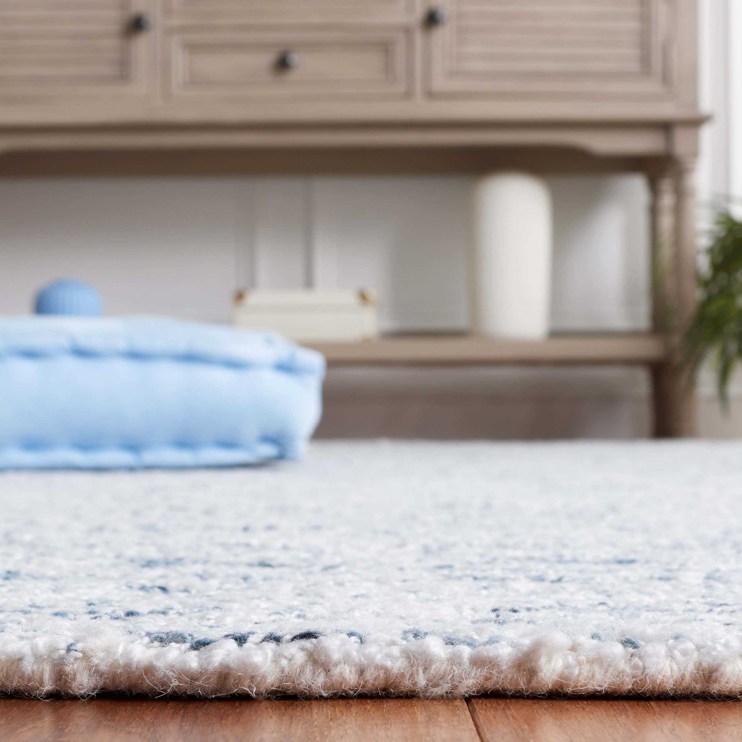 SAFAVIEH Ebony Aditi Floral Area Rug, Light Blue/Ivory, 4' x 6'