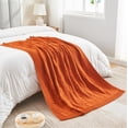 thumbnail image 3 of Manta tejida CozCube naranja oxidado a cuadros 152 x 203 cm, 3 of 9