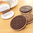 thumbnail image 4 of Nuevo Mini espejo de maquillaje compacto de bolsillo Lindas galletas de chocolate creativas con peine (colores aleatorios) JAMW Sencillez, 4 of 5