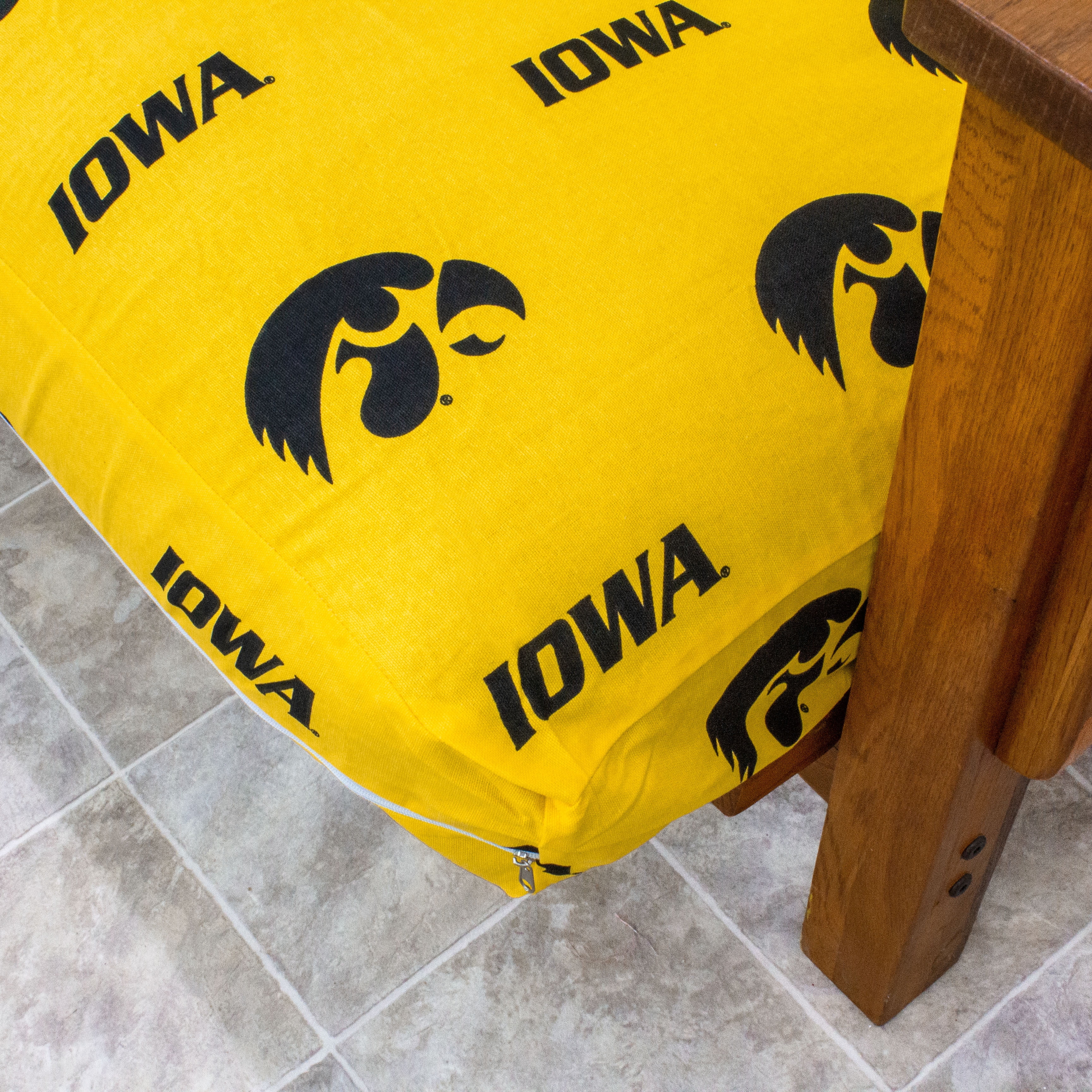 Iowa Hawkeyes Futon Cover - Full size fits 6 and 8 inch mats