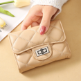 thumbnail image 1 of Llama la atención con esta elegante cartera corta acolchada Argyle - Mini monedero de piel sintética para mujer, 1 of 6