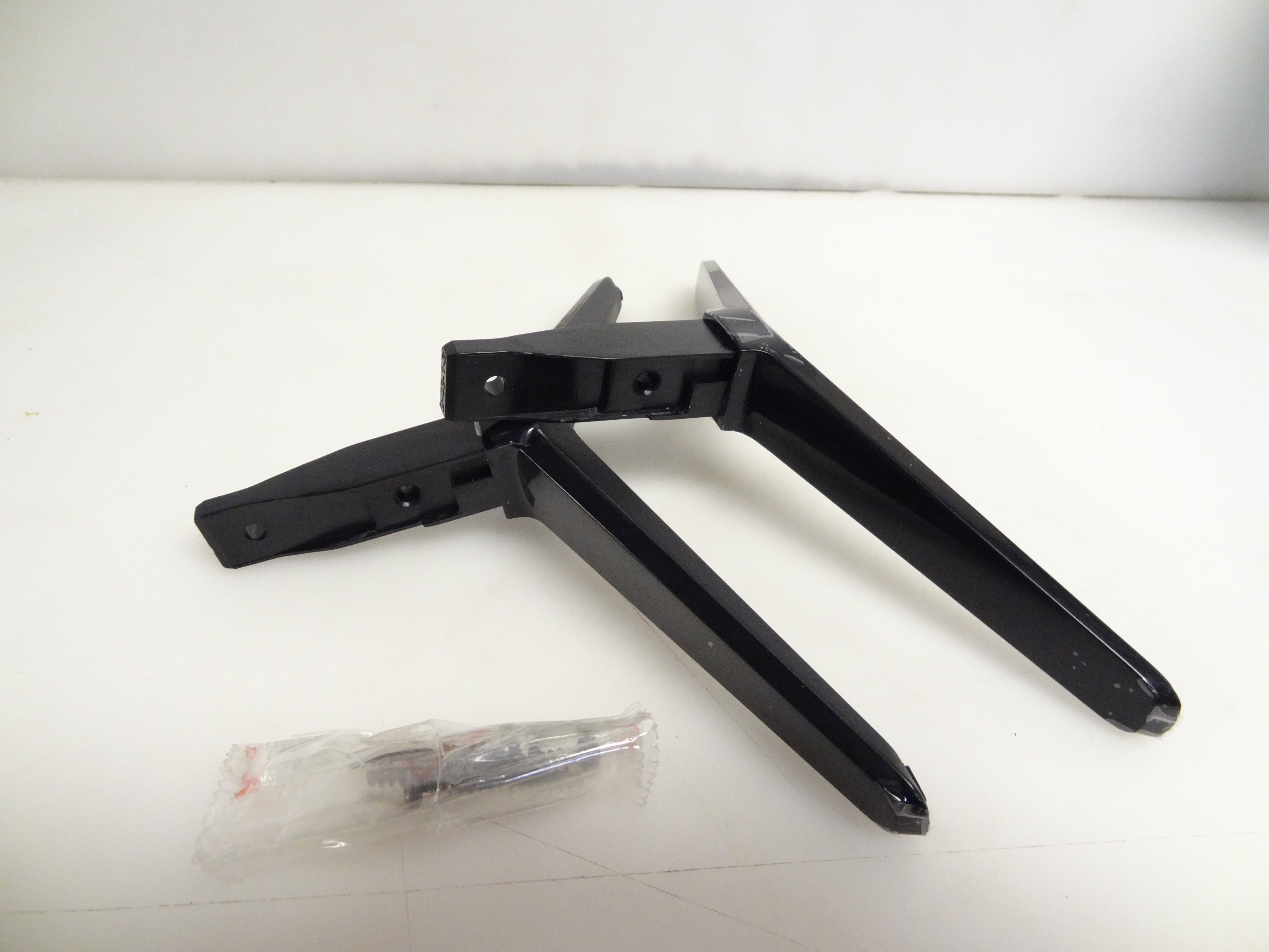 Vizio D43FXF4 Stand Legs W/Screws NEW