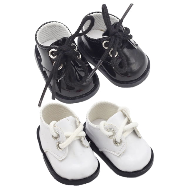 2 pares de zapatos de peluche para muñecas, mini zapatos de cuero, zapatos decorativos para muñecas, accesorios para muñecas. Vista frontal centrada de dos pares: uno negro con cordones negros y forro interior claro, y uno blanco con cordones blancos y suela negra; cuero de acabado liso y ojales metálicos, tamaño aprox. 5.5 x 2.8 x 2.8 cm; adecuados para decorar muñecas y proyectos DIY.