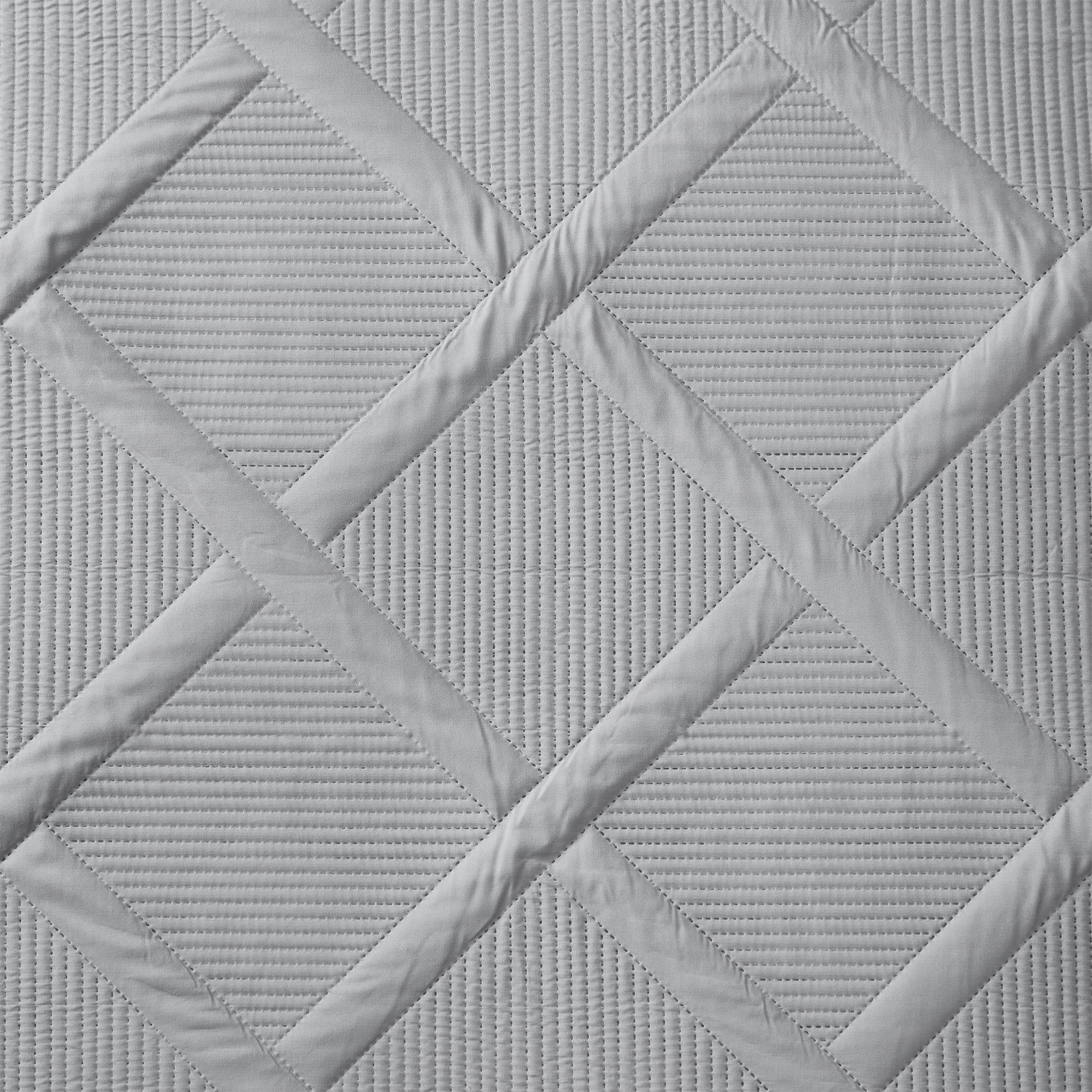 Mainstays Solid Diamond Pinsonic Reversible Quilt, Grey, Full/Queen, Soft Wash Microfiber, All Ages