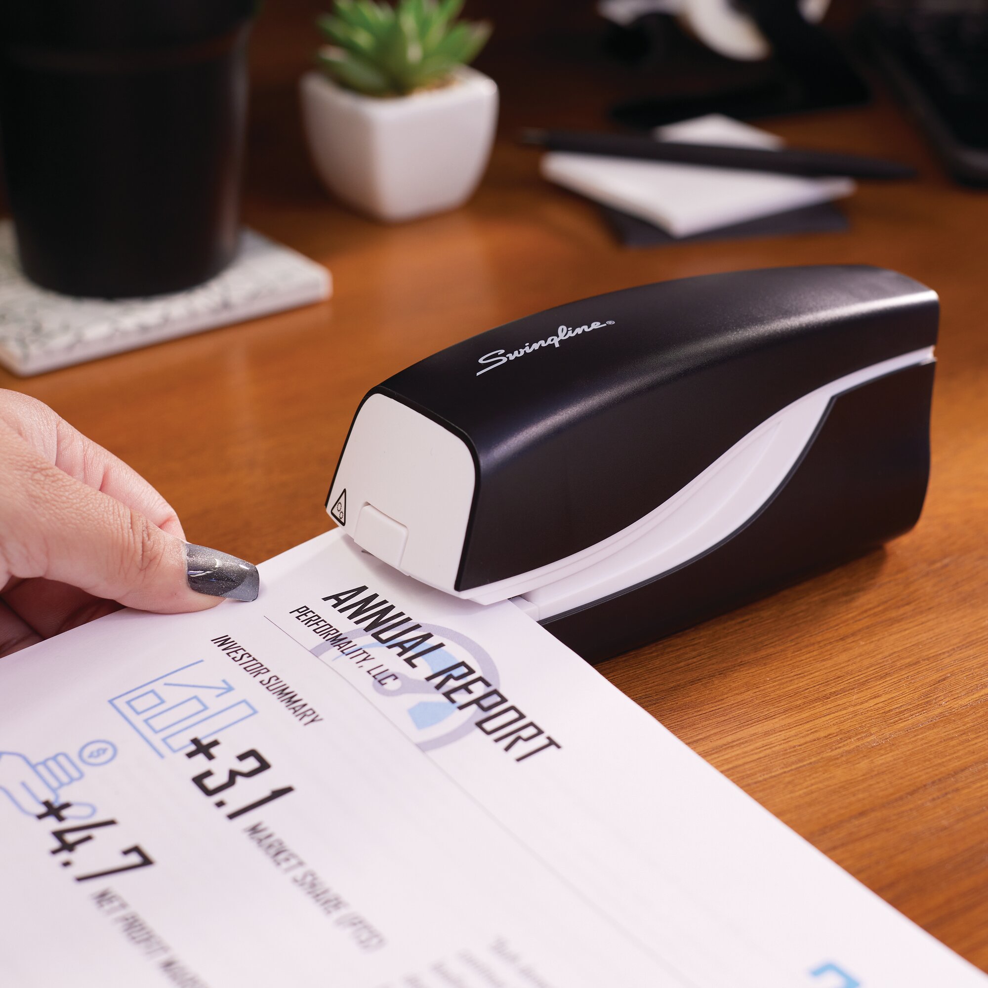 Swingline Breeze Automatic Stapler, Battery Powered, 20 Sheets, Black
