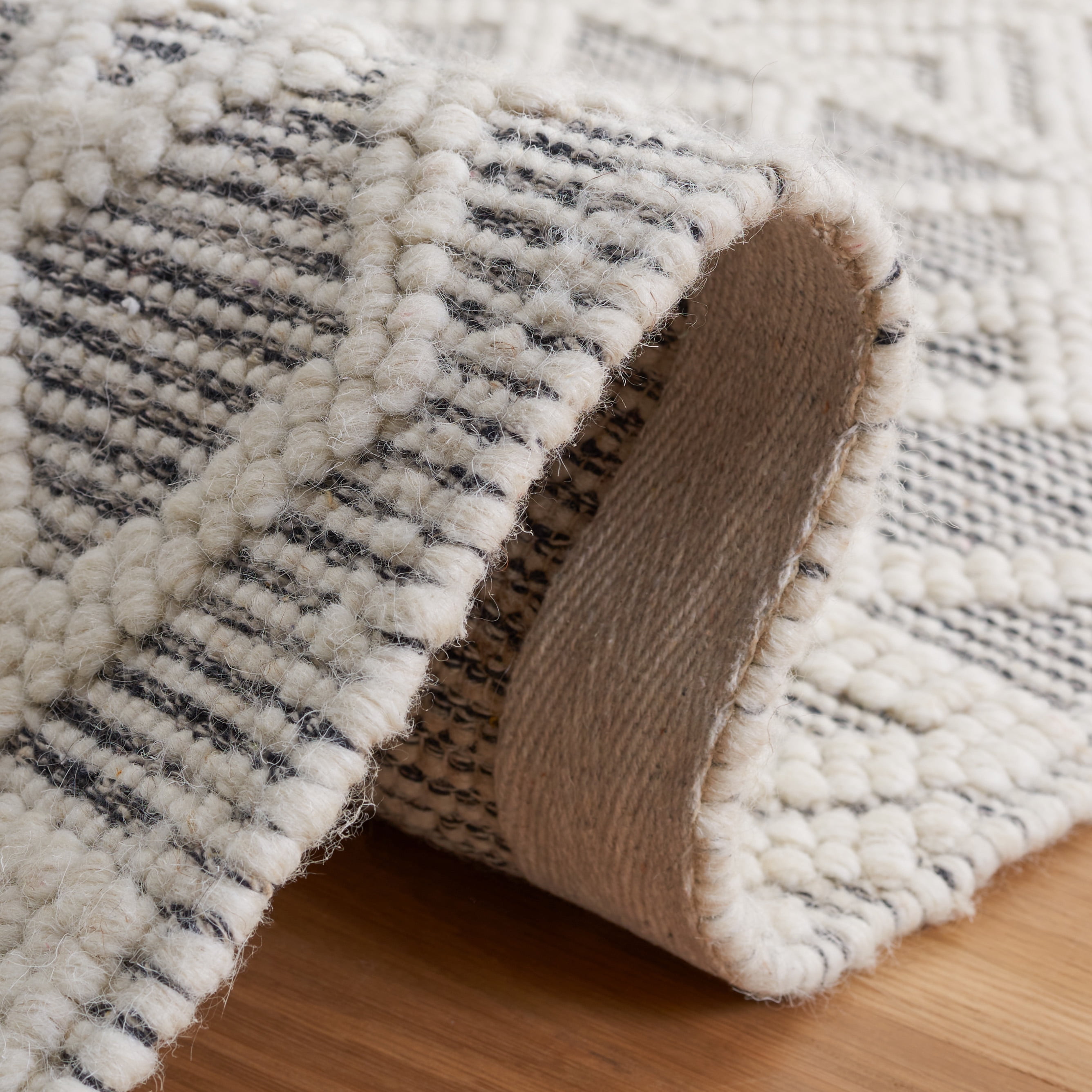 SAFAVIEH Natura Velasco Southwestern Wool Area Rug, Ivory/Black, 4' x 6'