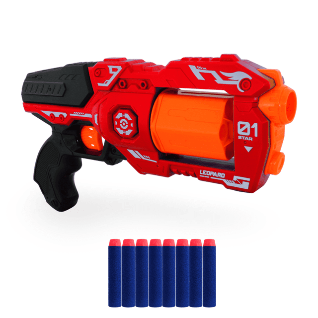 juguete revolver lanzador de espuma rm regalomex 20 metros alcance cargador 6 dardos rojo grande, revólver lanzadardos perfil 3/4 derecho en rojo y naranja con tambor giratorio naranja, empuñadura negra texturizada y detalles blancos; seis dardos de espuma azul con punta roja alineados debajo. Recomendado para mayores de 8 años; largo 31 centímetros, capacidad 6 dardos. Evitar disparar al rostro; también apto para prácticas de puntería recreativa.