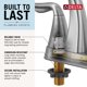 thumbnail image 4 of Grifo de baño Delta Nicoli Centerset con pulverizador dorado, 4 of 8