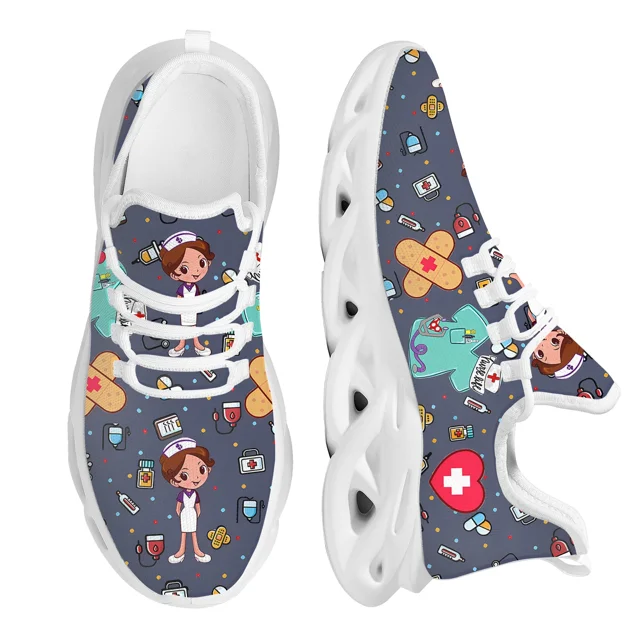 Zapatillas deportivas de malla con estampado de enfermera para mujer, calzado ligero y casual para correr, con patrón de suministros médicos