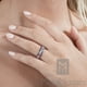 Bague Incrustée de Nacre pour Femmes en Titane Rose, Coupe Confortable, 5 Mm – image 4 sur 8