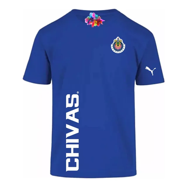 reproductor de mp3 con bluetooth, reproductor de mp3 con pantalla táctil y altavoz, reproductor de música mp692 con sonido hifi portátil con bluetooth, grabadora de voz, libro electrónico, admite. Camiseta azul de manga corta, vista frontal centrada; corte recto, texto vertical blanco "CHIVAS" en el costado izquierdo, escudo pequeño del equipo en el pecho derecho, logotipo blanco de felino en la manga derecha y detalle floral en la nuca, fondo blanco neutro, adecuada como prenda casual de aficionado al equipo.